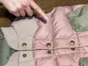 Найдите перо, которое торчит из ткани.