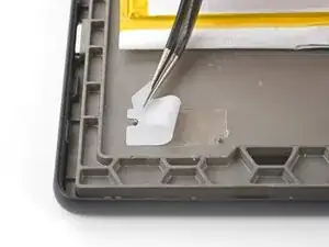 Как нанести клей на плату кнопки питания и соединительный кабель в электронной читалке Kobo Libra Colour