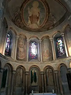 Round choir end with an unstructured half dome