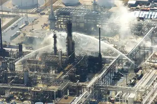 Image 62Fire-extinguishing operations after the Texas City refinery explosion (from Oil refinery)