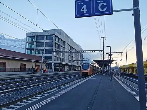 Traverso trainset with station building in background