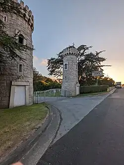 Eastern entrance to East Campus, from Hillside Blvd