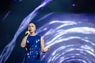 Dons performing "Hollow" in Malmö (2024)