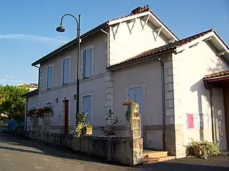 The town hall in Esclottes