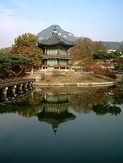 Image 25Gyeonghoeru Pavilion at Gyeongbokgung (from Portal:Architecture/Palace images)