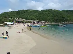 La Entrega Beach, popular with holidaymakers