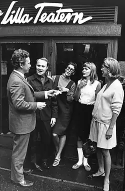 Bengt Ahlfors, second from left, outside the Lilla Teatern in 1967