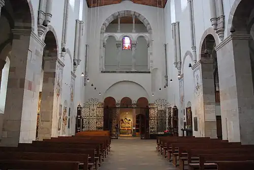 Nave to the west, double arcades modeled on the Palatine Chapel, Aachen