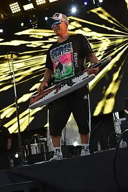 Pablo Lescano performing live with Damas Gratis