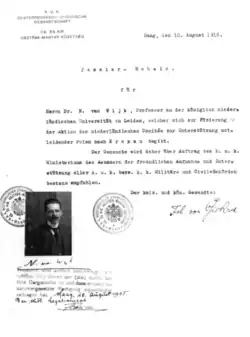 A typewritten note with several official seals; towards the bottom, there is an image of a mustachioed man with glasses in a suit followed by handwritten notes and signatures