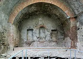 Men's caldarium, with hypocaust
