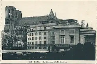 The library and place Carnegie [fr] seen from the street.