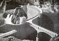Aerial picture of Roosevelt Dam's upstream face, before it is covered by water.