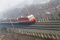 A SS7E electric locomotive on the electrified Longhai railway