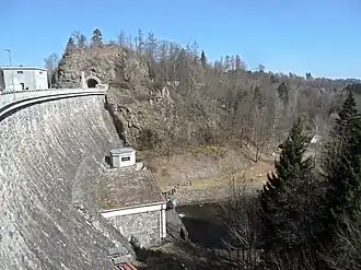 Overview of the dam with visitors below