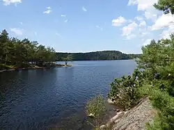 Stora Delsjön, strait between the small island Delhuvudet and Brattklevs udde, June 26, 2020.