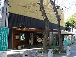 An attached hot spring facility called "Niwa-no-yu (庭の湯). It will continue to operate even after the park is closed. A hot spring was discovered during an underground measurement conducted to build a subway called the Toei Ōedo Line.