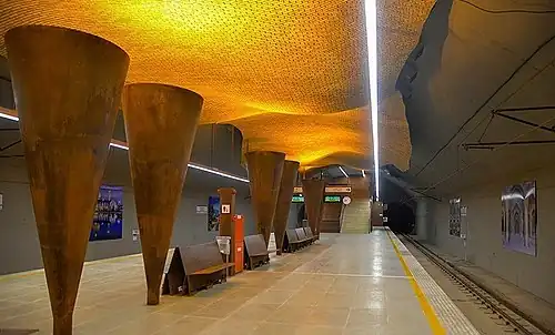 Island platform at Vakil al-Raaya metro station in Shiraz, Iran