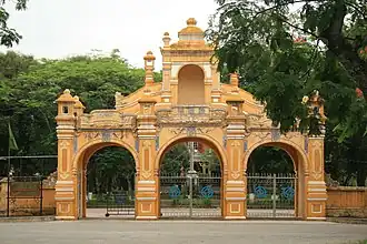 The entrance of the privy council.