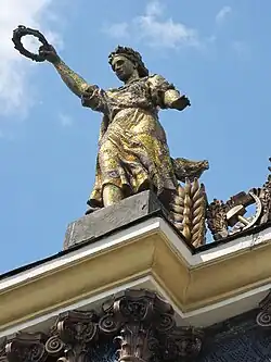 Одна из угловых скульптур карниза