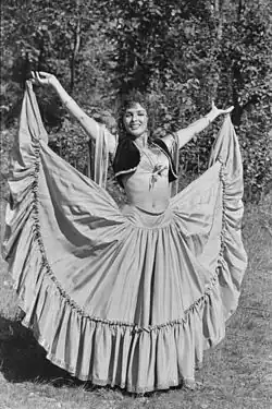 Раиса Биленберг, известная как «цыганка Рая», зарабатывает на жизнь традиционными цыганскими танцами и песнями