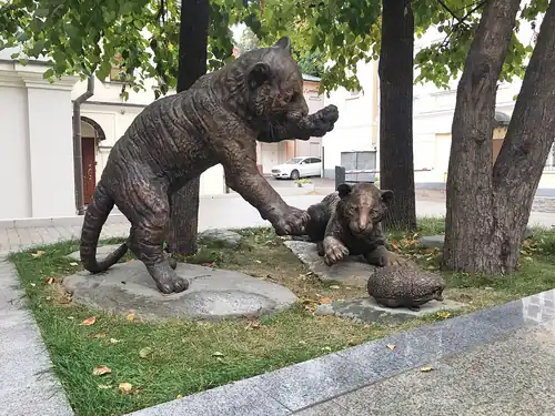 «Играющие тигрята» в Москве на ул.Мясницкой 40 строение 4. (2017)