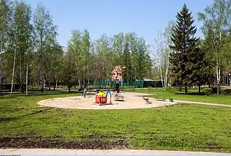 Памятник В. И. Ленину и детская площадка близ железнодорожной платформы «Заветы Ильича»