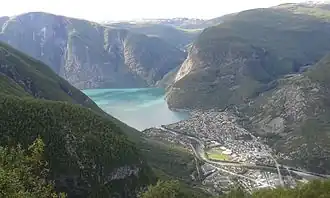 Вид на Эвре-Ордал и северо-восточную оконечность озера Ордалсватнет с обзорной точки «1000 метров» (сентябрь 2015 года)