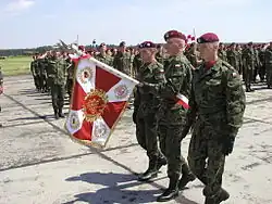 Бойцы 25-й бригады со знаменем, 2005 год