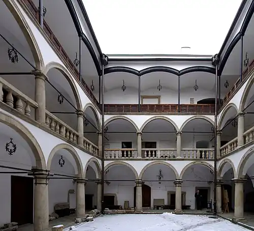 Аркадный двор замка