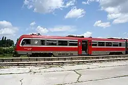 Дизель-поезд ЖС 711-023/024 на станции Шабац. Вагон 711-024, вид сбоку