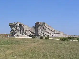 Мемориал на входе в Аджимушкайские каменоломни