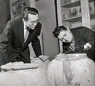 К. А. Акишев и Т. Н. Сенигова за работой