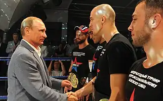 Президент России Владимир Владимирович Путин поздравляет Алексея Иванова с победой на турнире Плотформа S-70