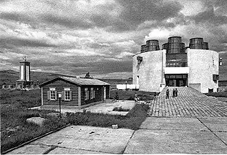 Небольшое здание слева — штаб ополчения.