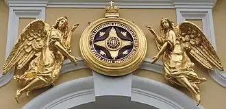 Ангелы над входом в собор