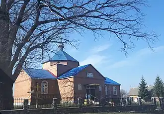 Церковь в селе. Слева - дуб возрастом около 400 лет, памятник природы