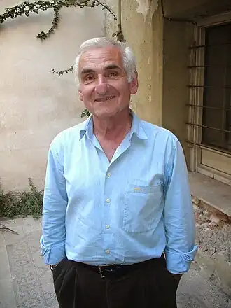 Арнис Сотирис возле своего дома в 2004 году