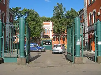 Ограда дальнего от Невы квартала и проходная за ней