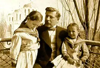 Архитектор Ричард Андреевич Берзен с дочерьми (1910-е)