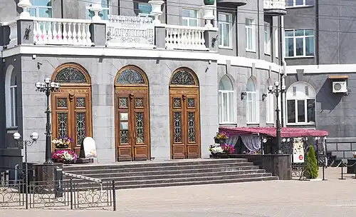 Центральный вход