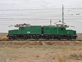 Двухсекционный сочленённый шестиосный карьерный электровоз EL21 с кузовом капотного типа и двумя кабинами. Соединение секций опирается на среднюю тележку