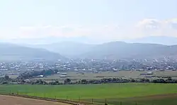 Бачи-юрт на фоне горного массива