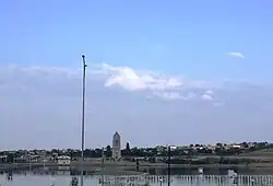 Ресторан в виде средневековой башни на берегу водохранилища