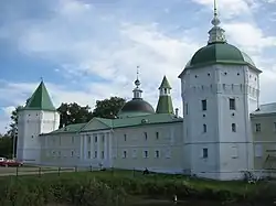 Северо-западная и западная башни и монастырская больница между ними. После реставрации 2022 г.