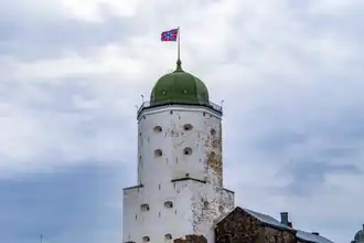Крепостной флаг над Выборгским замком.