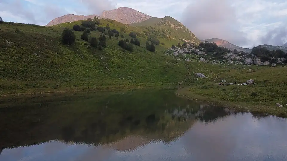 Берег озера Псинедах