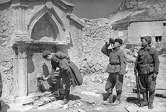 Бойцы ИПТА РККА набирают воду из источника в селе Дуванкой под Севастополем