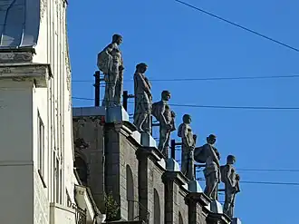 Статуи на аркаде