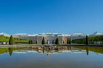 Центральная часть южного фасада, выходящего на Верхний сад